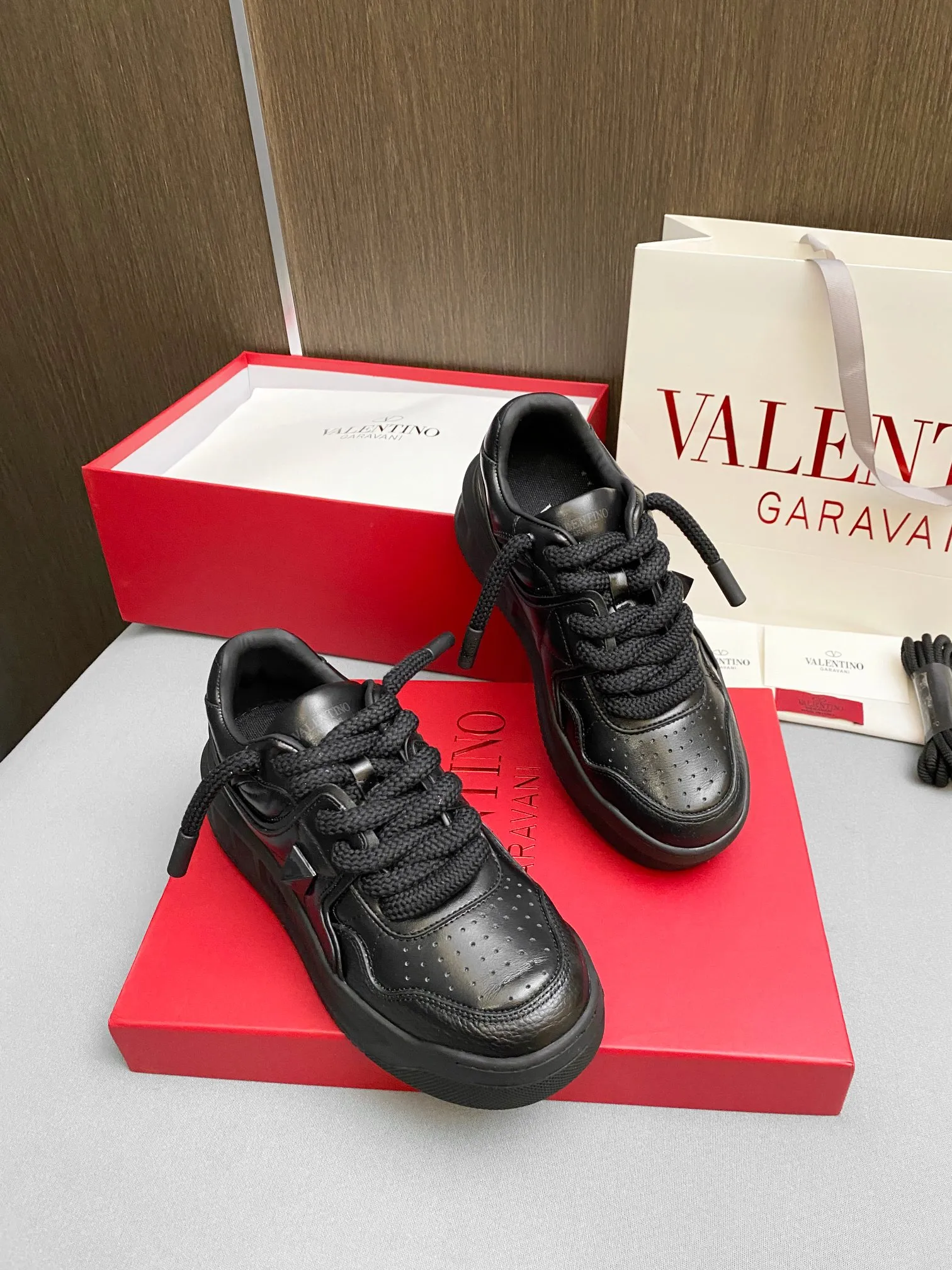 👟👟Ex-factory price 640👟👟 Women's shoes, women's clothing 🔺Valentino🔺Valentino new casual shoes 2023 latest model hot style for catwalk couples thick shoelaces, same style as Elsa Hosk, Zhang Yixing, Guan Xiaotong and many other stars 🔥 Top version + lasting process, uppers are fully oiled. Fabric: Customized cowhide + cowhide lining with breathable mesh. Outsole: Original molded T👟👟Ex-factory price U thickened outsole. Size for women is 35-40. Men’s is 39-45.
